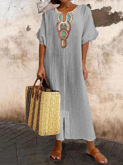 Casual and loose-fitting dress for women, made of cotton and linen with embroidery and a slit.