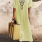 Casual and loose-fitting dress for women, made of cotton and linen with embroidery and a slit.
