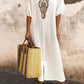 Casual and loose-fitting dress for women, made of cotton and linen with embroidery and a slit.