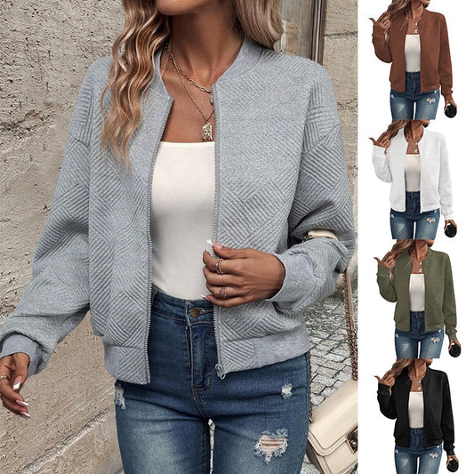 ✨ Novidade 👩 Jaqueta Bomber Feminina Cropped em Camurça Sintética ✨ Feita em camurça sintética, com corte cropped e fechamento por zíper.